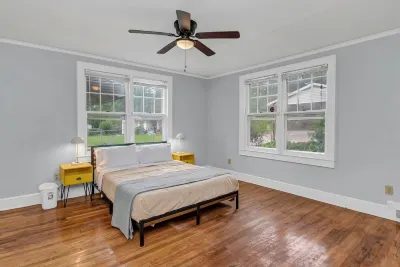 Cozy 3-bedroom townhome in charming Columbia with WiFi, AC Hotels near Palmetto Trailhead parking