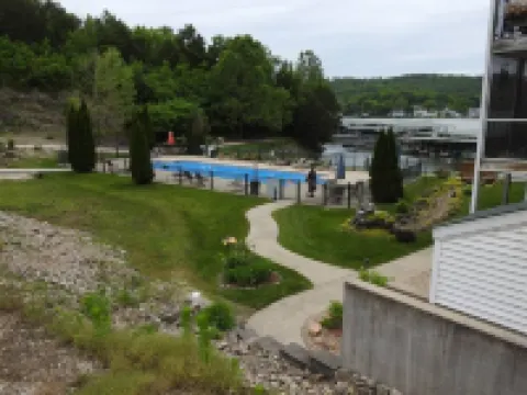 Welcome to our condo on the Lake! 拉塞爾酒店