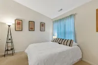 Spacious 2 bedrooms townhouse by the Greenway/ Pool access