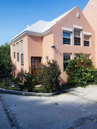 Charming New Waterfront One Bedroom Loft Apartment On Mullet  Bay  St. George’s Отели рядом с достопримечательностью «Маяк Сент-Дэвида»