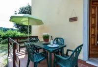Apartment with 3 bedrooms, 1 bathroom and garden with furniture and bbc