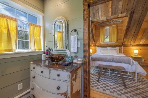 Old Maine style w/ modern amenities - dog friendly