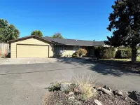Pet & family friendly 3bd house, central location, fenced yard.