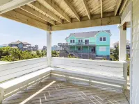 Beautiful House with Hot Tub, One Minute walk to beach