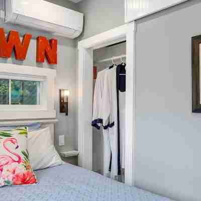 Charming Freestanding West End Cottage Rooms