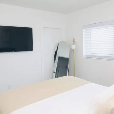 Two Bedroom Condo mins from beach Отели в г. Фрипорт
