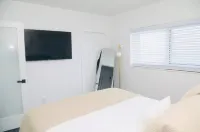 Two Bedroom Condo mins from beach