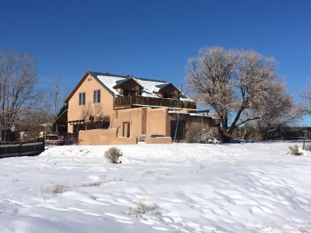 Blue Bird Farm - Spacious Stylish 5 bed/3 bath Taos Farmhouse with AC