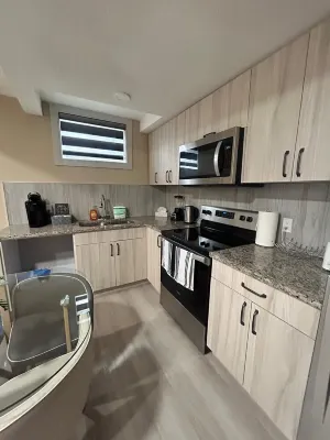 2B/R PRIVATE SUITE |13 MINS~AIRPORT | PRIVATE ENTR Hotels in Nisku