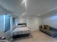 Cozy and modern studio in prime location-perfect for your getaway