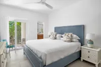 Exquisitely Updated at Coral Gardens -Directly on Grace Bay Beach!!! - 2 stjerner