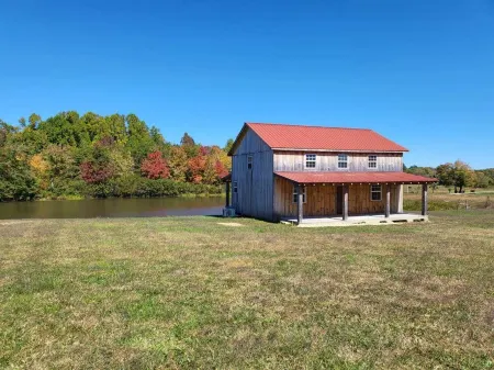 Cozy 2-bedroom cabin with WiFi, AC in welcoming Jamestown