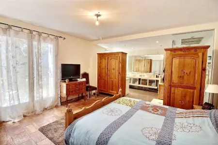 Quiet Provencal villa with heated pool - 6 bdrms