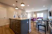 Modern Chic TownHouse: Art Decor / City Center & Pet-Friendly