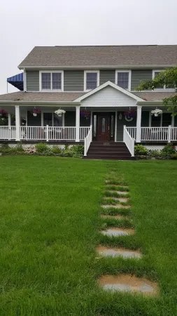 Beautiful Colonial Mint Condition Summer House Walking Distance to Beach Отели в г. Джеймспорт