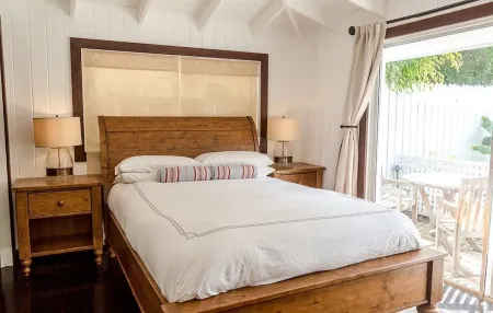 Unique waterfront Harbour Island getaway! 2 house compound with private dock! Отели в г. Данмор-Таун