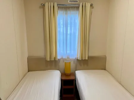 Lotus 2 bedroom dog friendly caravan with veranda offers a stunning sea view. Отели в г. Пул