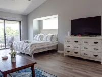 Newly remodeled Studio Condo across parking lot to Ocean Hotels in Sawgrass