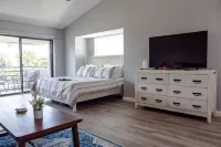 Newly remodeled Studio Condo across parking lot to Ocean