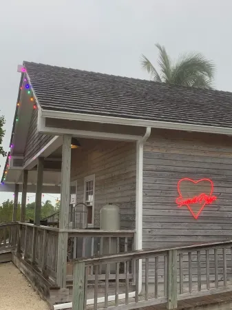 Relax in a beautifully renovated beach villa on a legendary beach!