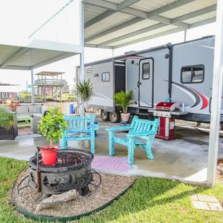 (RV2) Paradise in Sargent. Saltwater canal, minutes to ICW and beach.