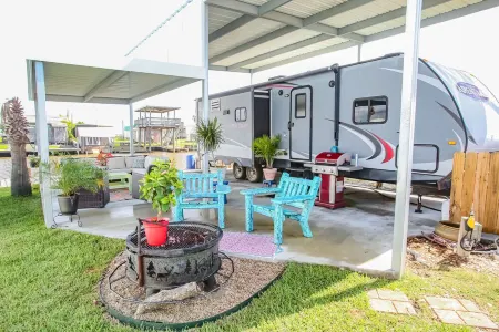 (RV2) Paradise in Sargent. Saltwater canal, minutes to ICW and beach.