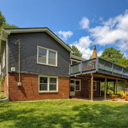 5BD Charming Home - Pool Table & Backyard