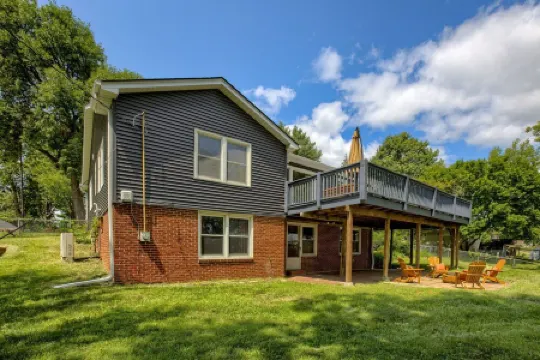 5BD Charming Home - Pool Table & Backyard