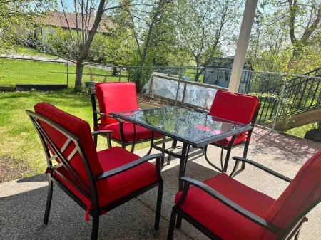 Legal Walkout suite with King-bed, Kitchen, Parking & Patio Отели рядом с достопримечательностью «Парк штата Фиш Крик»