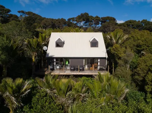 4 Wheel Drive included. 5-minute walk from Ferry to car.Spa Pool