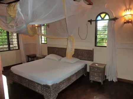Private villa in Lamu style with private pool and cook/ staff 250 m to the beach