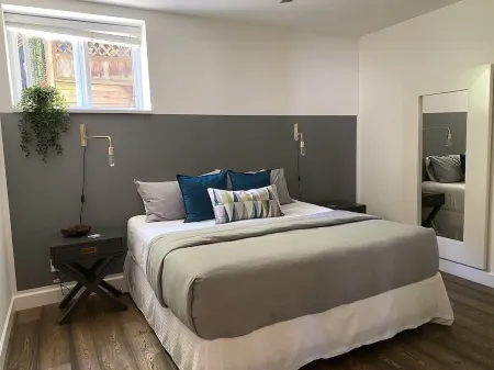 Delair park, free parking , long-term, pets ok Отели рядом с достопримечательностью «Urban Jungle»