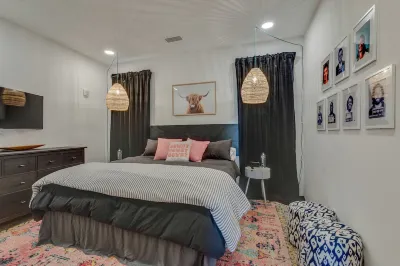 Chic Riverfront Condo, <1mi to Broadway & Downtown