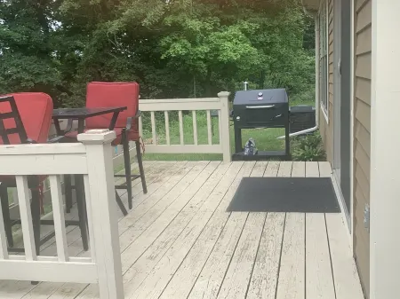 Adorable Settlement home with seasonal lake and waterfall views