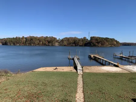 Beautiful lakefront home W/Breathtaking  view