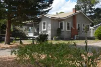 Somers Holiday House - Across the road from the beach Hotels in Hastings