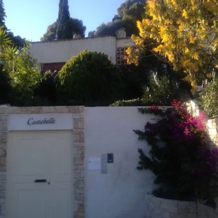 In villa center, air-conditioned, T3 80 M2 terrace /garden + parking 4/5 people