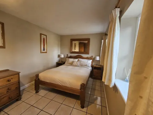 Riverside cottage in idyllic  location with private mooring.Great for fishing!