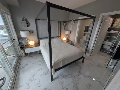 Yes that's the Lake view !  Private beach - Rooftop patio - Large balcony Отели рядом с достопримечательностью «Bonnieheath Estate Lavender & Winery»