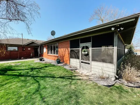 Short Drive to Point Pelee! Forget Your Worries in This Spacious & Serene Space