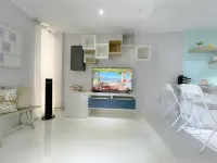 Stunning Studio w balcony for 2, 1 Queen Bed,1 Bathroom 5 mins to the beach