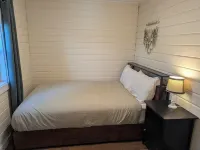 Cozy 3-bedroom cabin just steps from the lake!