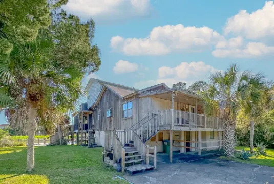 Big Canal-front house, kayaks, canoes, game room, fish right from the dock.