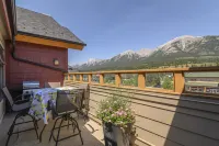 Penthouse Corner Unit with stunning Mountain View’s