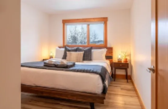 Aspen Adventure House - Luxury Suite - 2 minutes from Revelstoke Mountain Resort