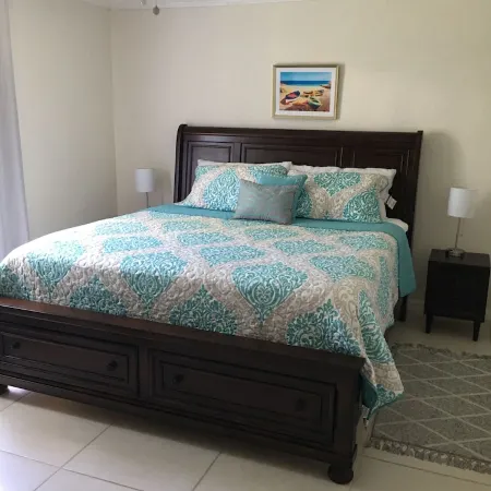 Beautiful gated spacious condo 5 minute walk to beach, restaurants and Hip Strip