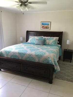 Beautiful gated spacious condo 5 minute walk to beach, restaurants and Hip Strip