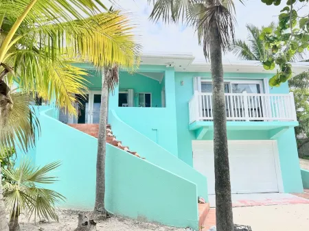 Ocean Breeze, steps to the beach! Generator, Starlink internet, filtered water.