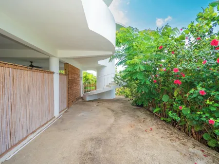 Garden Vacation w/ Outdoor Living Space and Kitchen, Large Rooms, King Size Beds