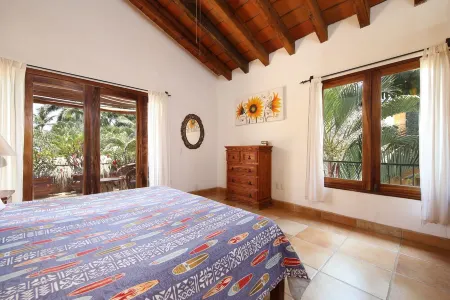 Casa Dos Amigos: Spacious 4Br w/ Pool, BBQ, Garden & Near Beach!